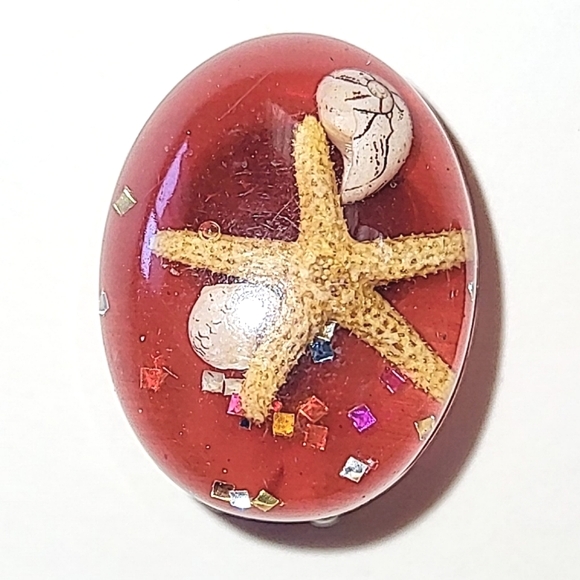 RED CONFETTI LUCITE EARRINGS with STARFISH SHELLS & GLITTER - Picture 2 of 6